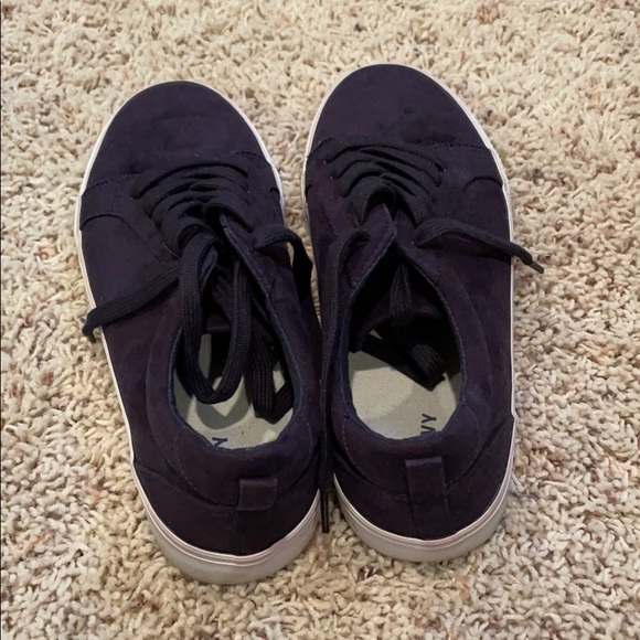 Boys Navy blue suede tennis shoes size 6 - Picture 3 of 5